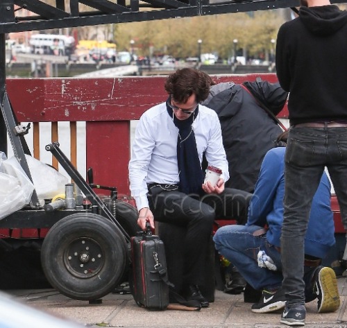 ppq-1:Benedict Cumberbatch films a scene for the new series Sherlock on Vauxhall Bridge 27 Apr 2016 