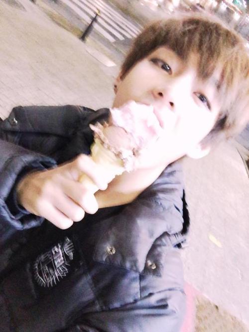 sugasboy:diaphanoussylph:innohurry: 95z x ice-cream @chokemejimin@dumbdumbf