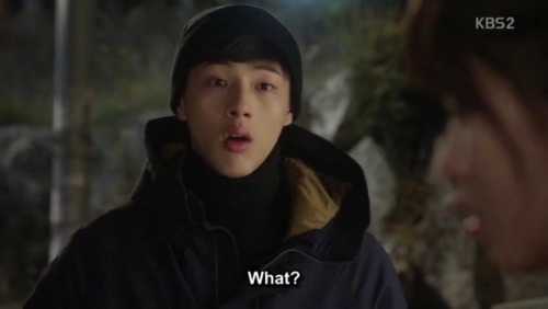 dramascreencaps:yoo seul trying to sneak out