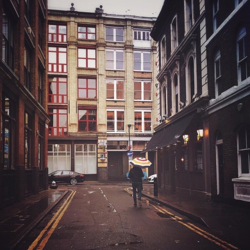 nythroughthelens:Nothing like London in the rain…☔️.Shoreditch earlier: in the area surrounding The 