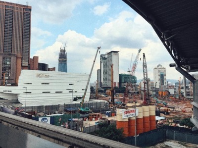 Tapii, kalau ke sini ngomongnya…
“Begitu alay orang malaysia”
🤣🤣🤣 (di Bukit Bintang monorail station)