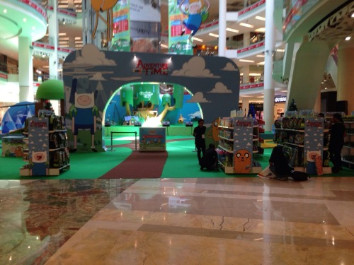 hora-de-aventura:  intothebluenight: OH RIGHT SO IF YOU LIVE AND JAKARTA AND LOVE ADVENTURE TIME, GANDARIA CITY IS HOLDING AN ADVENTURE TIME EVENT FOR CHRISTMAS. THE EVENT STARTS FROM YESTERDAY UNTIL JAN ‘14 