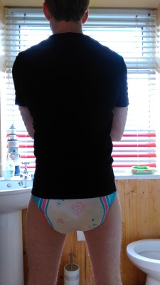 diapersinpublic:  After a full day wearing and wetting 