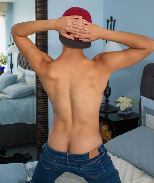 https://sexyboysbeingsexy.tumblr.com/post/120336551574