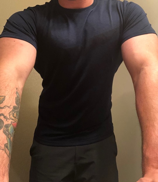 soflo-guy:  trying to look like I actually workout. 