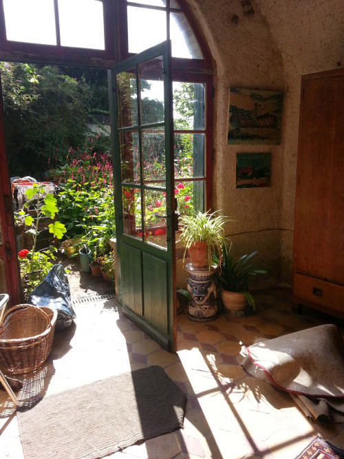 modernshorty: The cave home of Hedwig Gertrude Hilda Morrow in Trôo, France