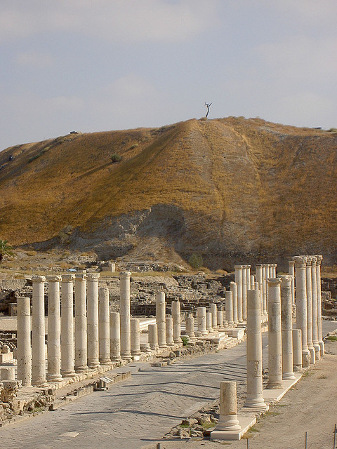 visitheworld:The roman ruins of Beit She’an in Israel (by thorbak).