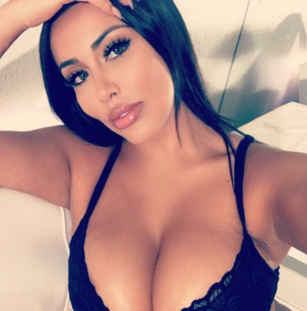 selfysgalore:  She’s so damn fine