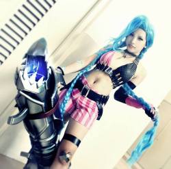 league-of-legends-sexy-girls:  Jinx Cosplay