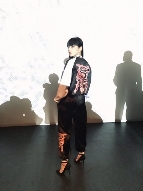 秋元梢さんはTwitterを使っています: “VIVIENNE TAMのショーには、スカジャンのオールインワンにヒールを合わせて❤️ t.co/L1dvGH6GLN&rdq