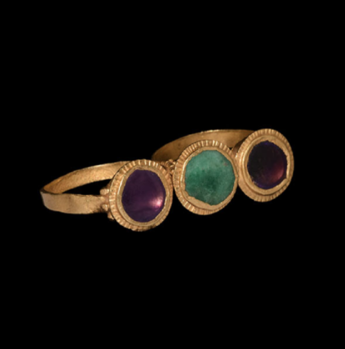 Ancient Roman triple-bezel ring, constructed by molding two ring bands together. The bezels on the l