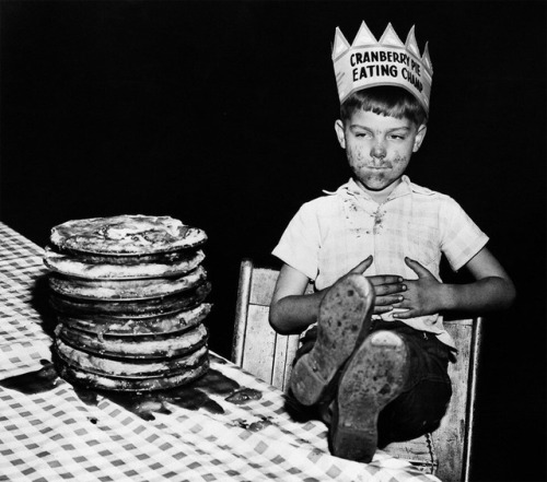 coolkidsofhistory:  The face of a champion: six year old “Cranberry Pie Eating Champ” pats his stoma