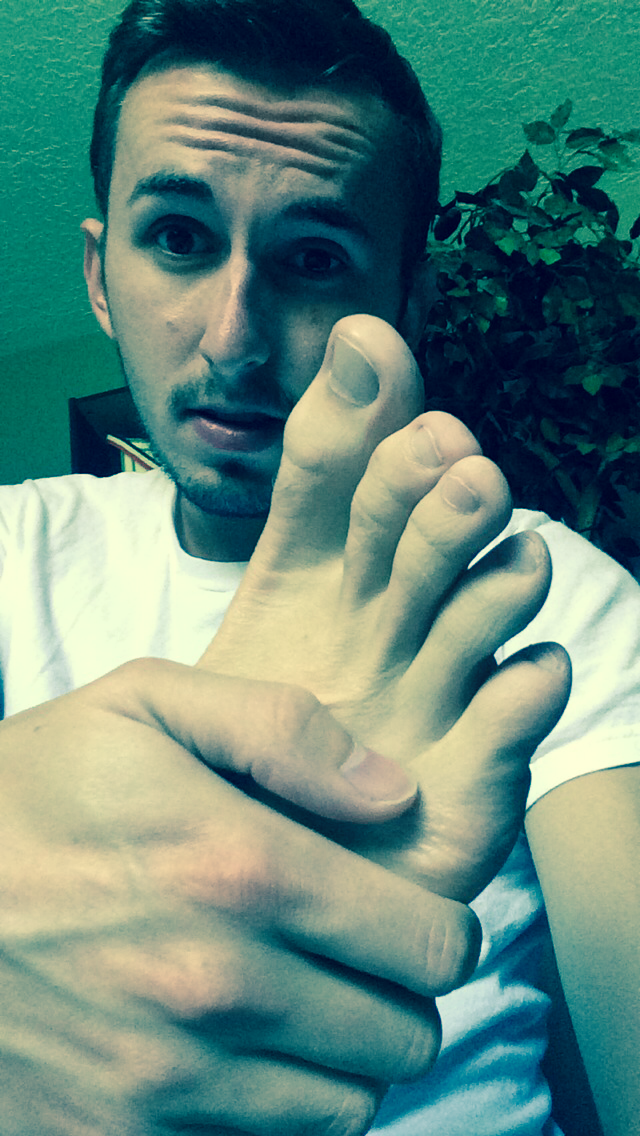 charliespornblog:  Gay teen foot fetish size “12” feet. 19yrs old. Reblog if