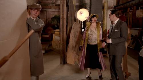 Miss Fisher’s first outfit of “Framed for Murder” (Season 2, Episode 9) is a suitably vibrant daywea