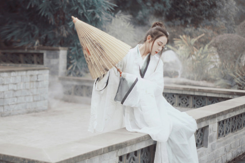 hanfugallery:  Traditional Chinese hanfu by 冉韵Chaxiirey  She wears hanfu in the style of the Wei/Jin