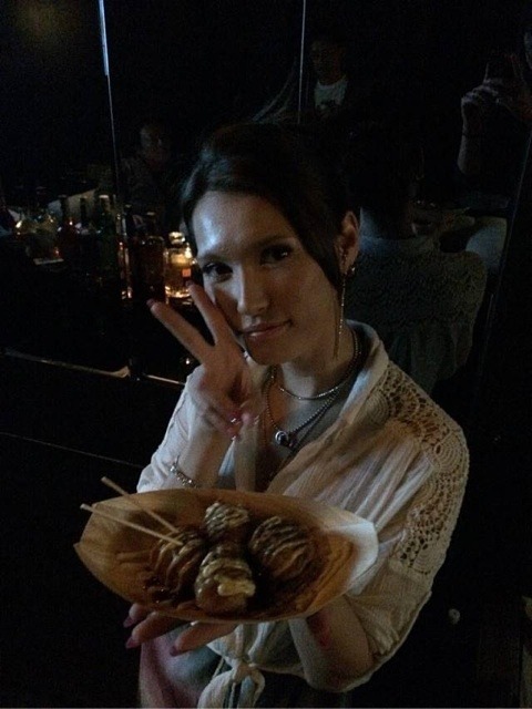 (via 最近のBAR★｜小澤マリアの★パッパラパーな日々☆)  Maria Ozawa with Octopus Balls