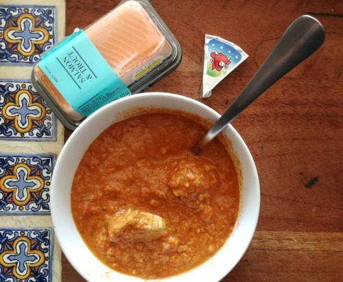 alittlebitofketo: Lunch today is a bit weird. Leftover spicy butter chicken and fish and cheese. #s