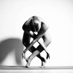 bobbycaputo:  ’Nude Yoga Girl’ Contorts