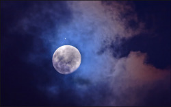 the-star-stuff:  Jupiter Grazes the Moon Jupiter very close to the Moon on December 25th 2012. Photographed by Luis Argerich.