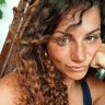 la pelle di seta, i capelli mossi
