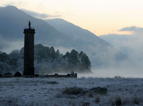 pagewoman:Glenfinnan Monument, Lochaber, Highlands of Scotland.Erected in 1815, in tribute to t