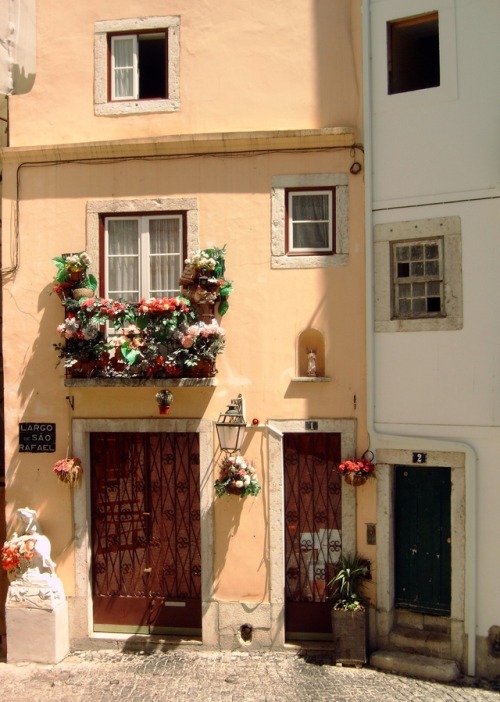 cityhopper2:Lisbon Alfama, August 2008, Portugalphotography by cityhopper2