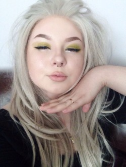 jinkxalicious:  my mum started shouting at me for wearing makeup and she kept calling me a faggot so I just started taking selfies in front of her lmao  sorry for bein the prettiest boy in the world 