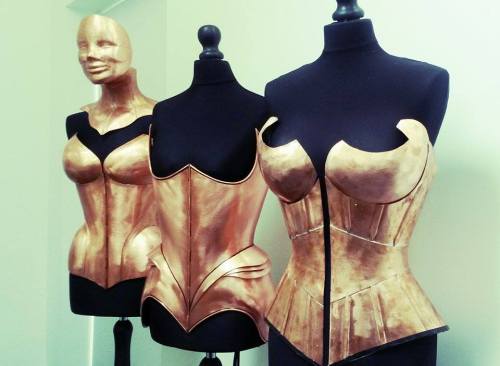 thelingerielesbian:redthreadedcostumes:steampunktendencies:Wearable corset made from copper tanks by