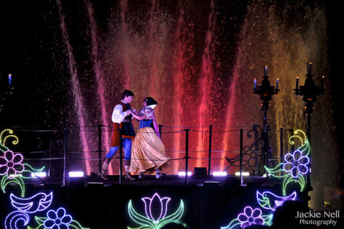 jackoraptor:Disneyland’s Fantasmic! - Snow White and Prince Ferdinand on Flickr.