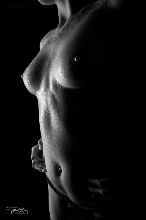 violetlahaie:«fingers from the darkness» by Pic-FactoryFotografie. Found in: http://ift.tt/1A8u7dq