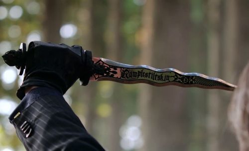 rywen:nymfanfic:Rumple’s dagger - reference pics - horizontalI always found it sexy as he held the d