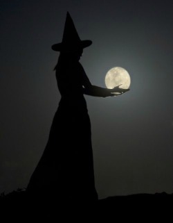 eclecticdisplay-apinupgrl10:  oldfarmhouse:  http://pin.it/btrZyHI  Witchy Woman…I really like this picture 