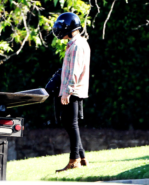 harrystylesdaily:  Harry Styles has his motorcycle break down on him in Pacific Palisades