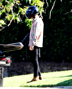 harrystylesdaily:  Harry Styles has his motorcycle break down on him in Pacific Palisades and has to get it towed to a bike repair shop in West Hollywood - 3/12 