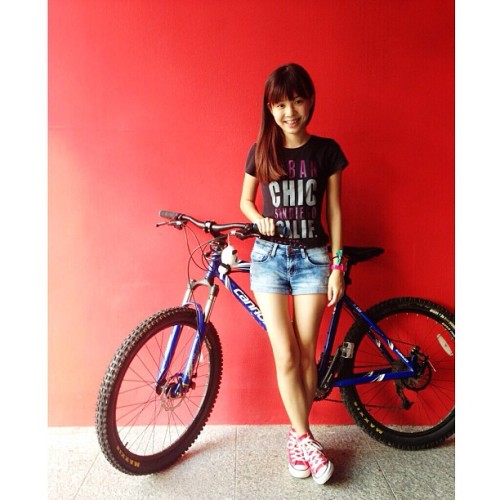 fivedaystochristmas: With Rocky :-) #ootd #bike #chucktaylors