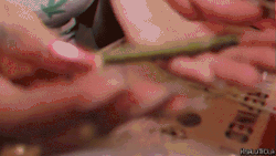 hisaluthola:  @pattyeffinmayo How to roll a blunt 