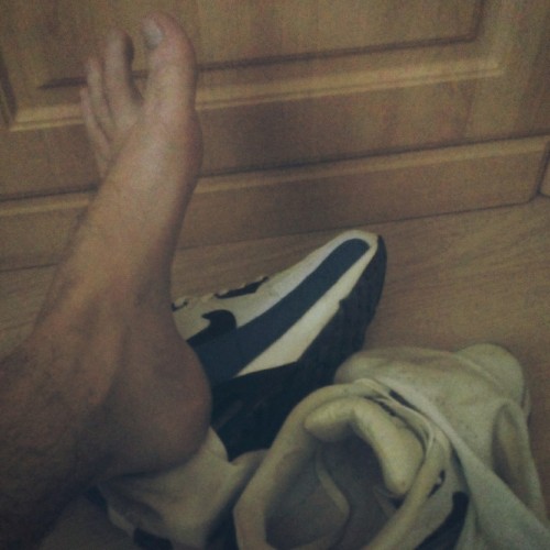 ns-sniff:  Dobro jutro snifferi!  #sniff #foot #airmax #stopalo #patike #carape