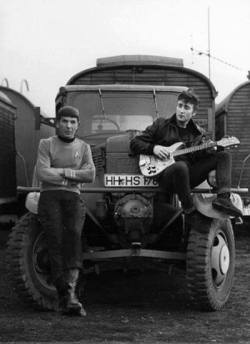 lahoriblefollia:  Spock and John Lennon