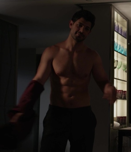 hotashellcelebmen: More here : https://auscaps.me/2017/04/12/damon-dayoub-shirtless-in-grace-and-frankie-3-05-the-gun/ 