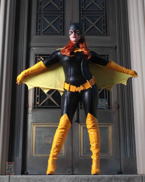 therealdfresh:  cosplayandgeekstuff:    Holly Brooke (USA) as Batgirl.Photo I and III by:  Lucky Monkey Photography  Photo II and IV by:  Eurobeat Kasumi Photography      Cowl by Reevzfx    Pokey Pandas!!!