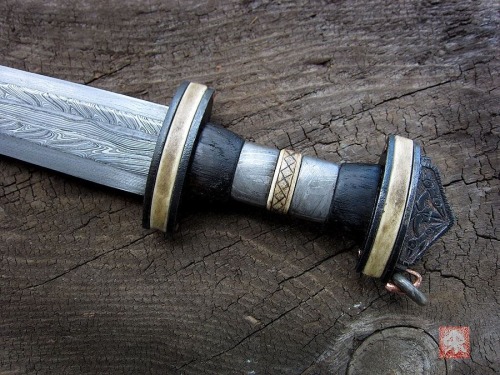 fyeahswords: Migration Era Ring-Sword by Big Rock Forge 33 inches OAL 28 inch blade 2 pounds 4 oz POB 7” from the guard 5 bar composite blade: 15n20, 1084, wrought iron, W1, 1095 edge Iron, black oak (diver salvaged), moose, Seycham meteorite 