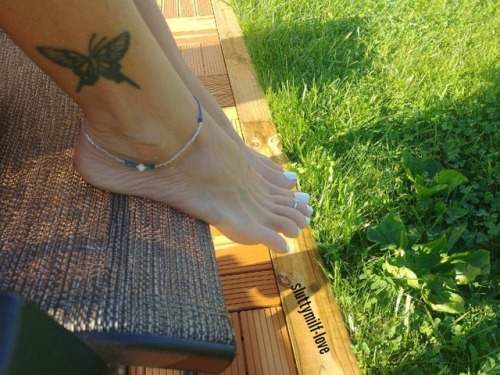 zetpoy: sluttymilf-love: Nice peaceful start to my day… Hot lady to worshipThe anklet tells a tale