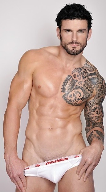 theagingsub:  lovelykinkythings adirtymindisaterriblething2waste periwinklerabbit missynini Ladies, meet Stu. He’s a soccer player. I like soccer (and soccer players), so I’d thought I’d share his beefy forearms and strong hands with you. I’m