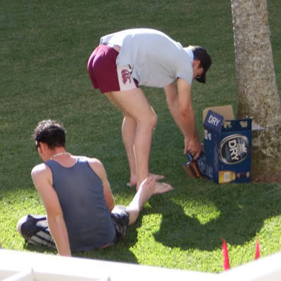 346. footyshortboy:  tradies2000:  a HOT day  U can sit on my face in those shorts