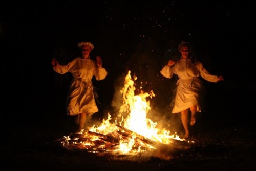 lamus-dworski: Slavic celebrations of summer solstice in Poland. Event in Puławy, via pulawy.naszemi