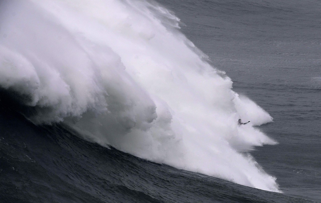 SURF DE GRANDES OLAS. El invierno ha traído unas olas peligrosas pero éstas han batido todos los récords en Praia do Norte en Nazare, Portugal, el 15 de diciembre de 2017. (REUTERS/Rafael Marchante)
MIRÁ TODA LA FOTOGALERÍA—>