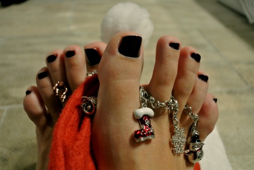 wvfootfetish:  malicaanders:  Santa Clause is coming to toes! Happy holiday! :D  Beautiful