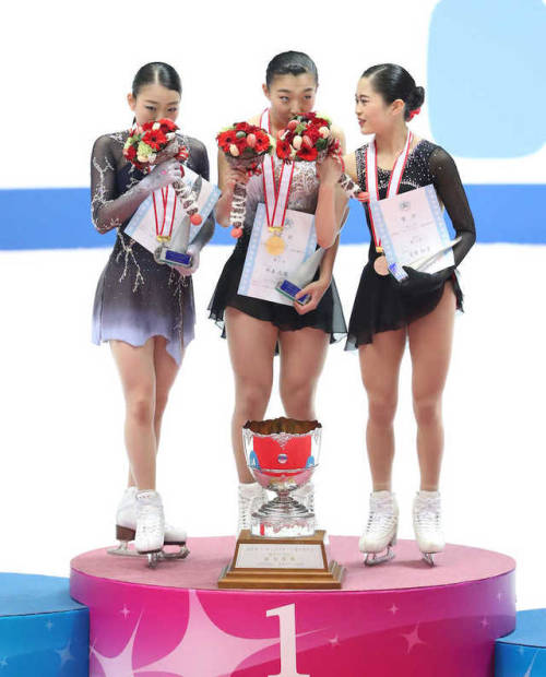 rika-kihira:Kaori, Rika and Satoko smelling the flowers on the podium