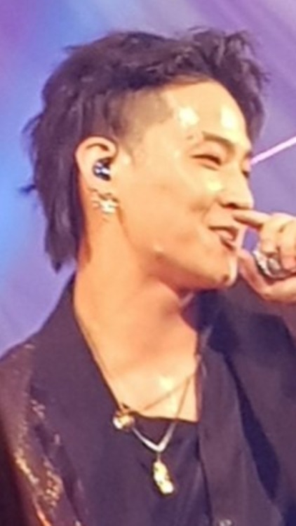 JAEBUM’S RIGHT EYEBROW?? I’M ALIVE