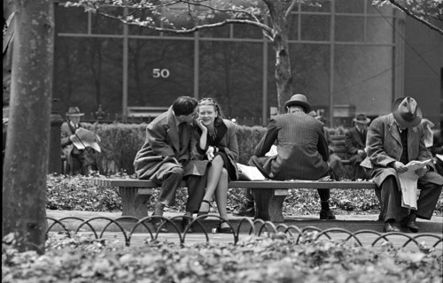 newyorkthegoldenage:  A couple on a park bench, 1946.Photo: Stanley Kubrick for Look magazine via MCNY